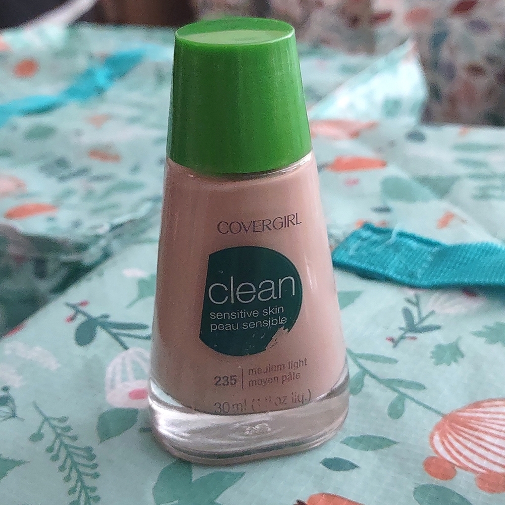 COVERGIRL Medium Light Liquid Foundation NEW - Picture 6 of 9